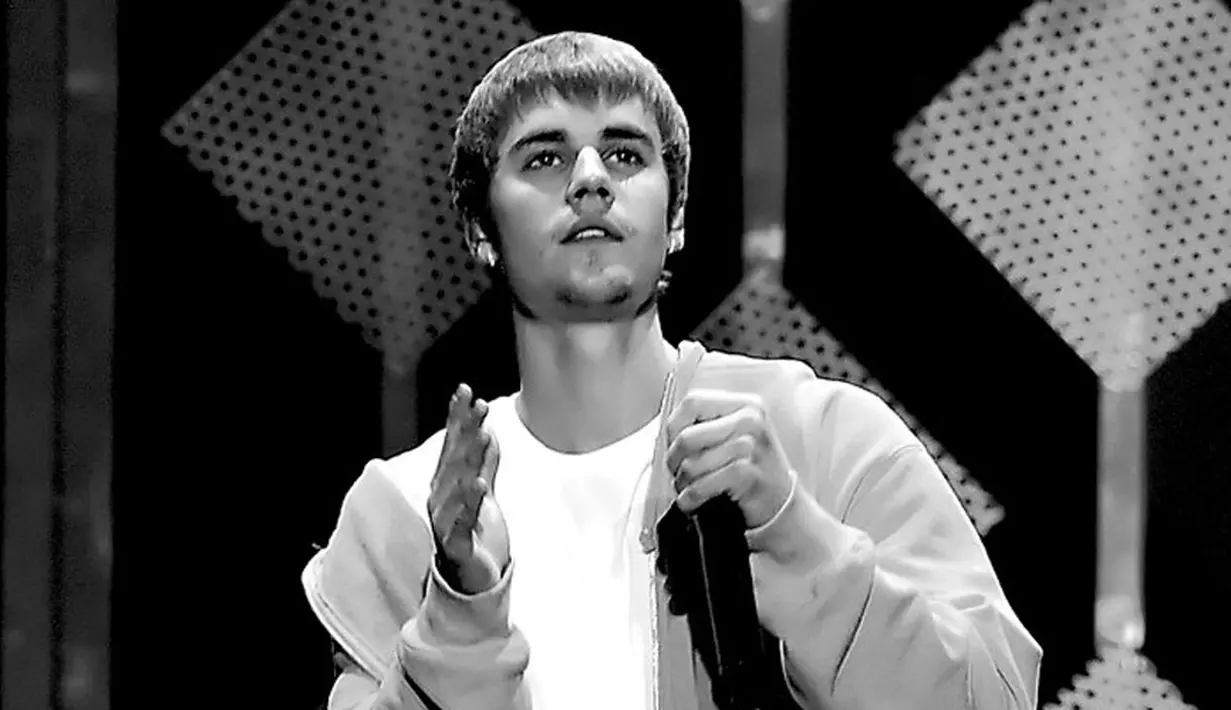 Terlihat begitu terpancar senyum di wajah Justin ketika menyambut dengan hangat para penggemar yang menghampiri dirinya. Tidak terlihat wajah kesal yang tampak dari Justin. (AFP/Bintang.com)