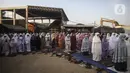 Umat muslim melaksanakan salat Idul Adha 1442 H berjemaah di Kali Baru, Cilincing, Jakarta, Selasa (20/7/2021). Sejumlah warga tetap melaksanakan salat berjemaah meski Kementerian Agama menerbitkan surat edaran pelaksanaan salat Idul Adha di rumah masing-masing. (Liputan6.com/Johan Tallo)
