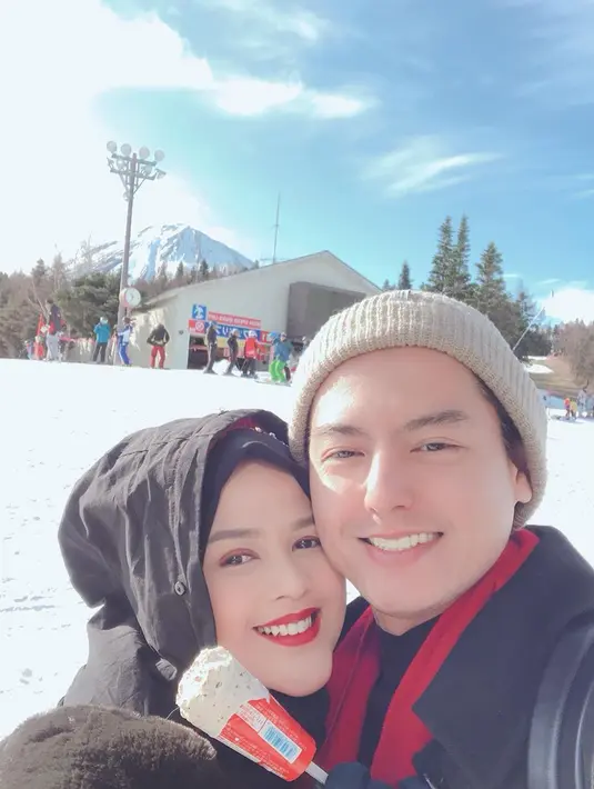 "Bantuin. Kadang aku yang melarang Roger untuk bantuin aku, karena kan apa ya, ngerasa itu tugas (istri). Sebenernya dia tuh tipenya kalo aku ke dapur dia ikut juga, nggak mau aku sendiri," tutur Cut Meyriska seperti melansir Kapanlagi.com, Senin (4/5/2020). (Instagram/cutratumeyriska)