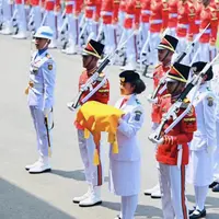 Bak Cinderella, sepatu Lilly tiba-tiba copot usai membawa bendera ke tengah lapangan dan hendak menghadap Presiden Jokowi. Alhasil ia menghadap Jokowi dengan membawa baki tanpa sepatu di kaki kirinya. Ia pun harus berjalan kembali mengelilingi lapangan upacara tanpa sepatu, namun ia profesional tetap bersikap tenang. [Instagram/Jokowi]