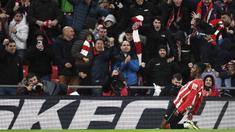 Pemain Athletic Bilbao, Nico Williams, melakukan selebrasi setelah mencetak gol ke gawang Atletico Madrid pada laga semifinal Copa del Rey di Stadion San Mames, Jumat (1/3/2024). Bilbao menang dengan skor 3-0. (AFP/Ander Gillenea)