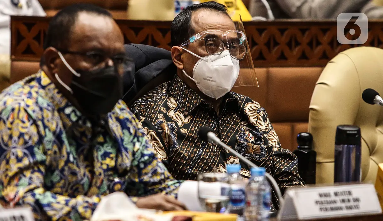 Menteri Perhubungan Budi Karya Sumadi mengikuti Rapat Dengar Pendapat bersama Komisi V DPR RI di Kompleks Parlemen Senayan, Rabu (25/11/2020). Rapat membahas kesiapan infrastruktur dan transportasi saat libur Natal 2020 dan Tahun Baru 2021 di tengah Pandemi Covid-19. (Liputan6.com/Johan Tallo)