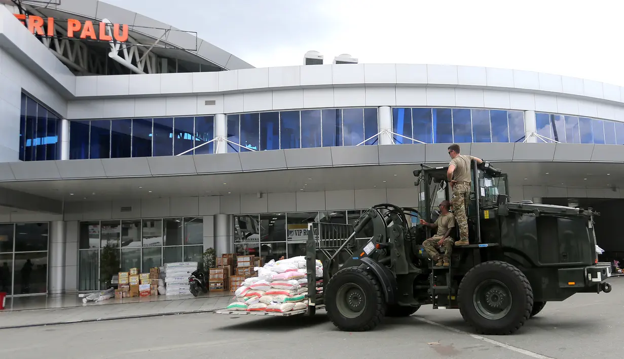 Sebuah alat berat dikemudikan tentara AS untuk mendistribusikan bantuan logistik dari landasan menuju Bandara Mutiara Sis Al-Jufri, Palu, Sulawesi Tengah, Minggu (7/10). Bantuan asing tiba menggunakan pesawat Hercules. (Liputan6.com/Fery Pradolo)