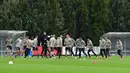 Suasana saat para pemain Ajax Amsterdam berlatih jelang menghadapi Tottenham Hotspur pada leg kedua Liga Champions di Amsterdam, Belanda, Selasa (7/5/2019). Setelah menang 1-0 pada leg pertama, para pemain Ajax terlihat hanya melakukan latihan santai. (EMMANUEL DUNAND/AFP)