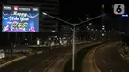 Suasana lengang Jalan Jenderal Sudirman saat berlangsungnya Crowd Free Night di kawasan Bundaran HI, Jakarta, Jumat (31/12/2021). Polda Metro Jaya memberlakukan pengendalian mobilitas Crowd Free Night pada malam Tahun Baru 2022 yang berlangsung mulai pukul 22.00-04.00 WIB. (Liputan6.com/Johan Tallo)