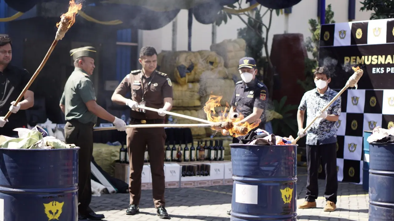 Bea Cukai Bakar 4,3 Ton Baju Bekas Impor di Surabaya