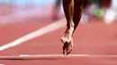 Pelari putra Yaman, Abdullah Al-Qwabani, berlomba dengan tanpa sepatu di nomor lari 5000m Kejuaraan Dunia Atletik 2015 di Stadion Nasional, Beijing, Tiongkok. (26/8/2015). (EPA/Srdjan Suki)