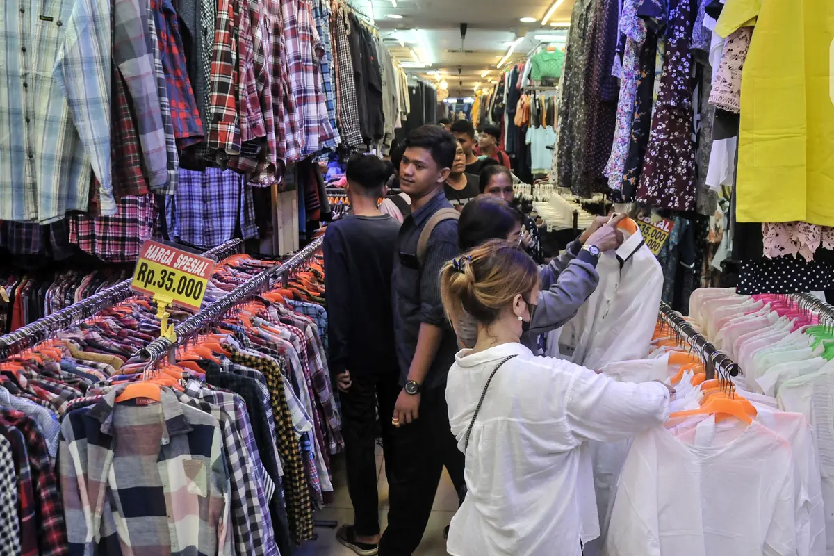 Jelang Lebaran Idul Fitri, Warga Antusias Berburu Pakaian Impor Bekas
