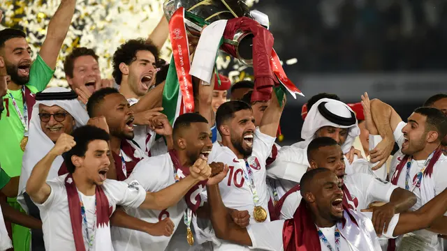 Para pemain Qatar merayakan gelar juara Piala Asia 2019 usai mengalahkan Jepang pada laga final. (AFP/Roslan Rahman)