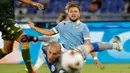 Striker Lazio, Ciro Immobile (kanan) gagal mencetak gol melewati kiper Brescia, Lorenzo Andrenacci pada laga pekan ke-37 Liga Italia di Stadion Olimpico, Rabu (29/7/2020). Lazio menaklukkan tamunya Brescia dengan skor 2-0. (AP Photo/Riccardo De Luca)