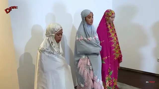 6 Momen Cimoy Montok Belajar Ngaji dan Shalat Tarawih Bareng Dewi Perssik
