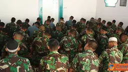 Citizen6, Surabaya: Anggota Batalyon Howitzer-1 Mar melaksanakan Kegiatan Kultum ada bulan Ramadhan 1433 H  di Musholla Batalyon Howitzer-1 Mar Surabaya, Rabu (25/7). (Pengirim: Budi Abdillah).