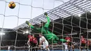 Gawang De Gea berhasil di bobol oleh pemain Swansea, Mike van der Hoorn lewat sundulannya saat pertandingan Liga Premier Inggris di Stadion Liberty, Inggris (6/11). Swansea harus menerima kekalahan dengan skor 1-3 atas MU. (Reuters/Rebecca Naden)