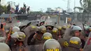 Polisi menghalau mahasiswa dalam demonstrasi menolak pengesahan RUU KUHP dan revisi UU KPK di depan Gedung DPR, Jakarta, Selasa (24/9/2019). Polisi menghalau mahasiswa yang berusaha masuk ke area Gedung DPR. (Liputan6.com/JohanTallo)