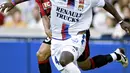 Gelandang Lyon, Michael Essie membawa bola dari kawalan penyerang Nice, Marama Vahirua di Liga Prancis di Stadion Gerland pada 28 Mei 2005. Kedatangan Essien membuat manajemen Persib mentargetkan juara Liga 1 Indonesia tahun ini. (AFP Photo/ Fred Dufour)