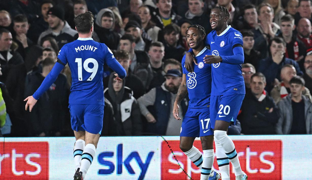 Selebrasi gelandang Chelsea, Raheem Sterling (kedua kanan) bersama rekannya, Dennis Zakaria setelah mencetak gol ke gawang Nottingham Forest pada laga pekan ke-18 Liga Inggris 2022/2023 di City Ground, Nottingham (1/1/2023). Gol yang dicetak Raheem Sterling pada menit ke-16 akhirnya mampu disamakan bek Nottingham Forest, Serge Aurier pada menit ke-63. Skor 1-1 bertahan hingga laga usai. (AFP Paul Ellis)