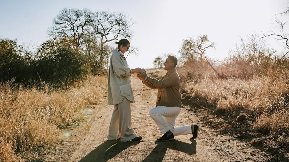6 Potret Romantis Darma Mangkuluhur Lamar Patricia Schuldtz di Tengah Savana Afrika