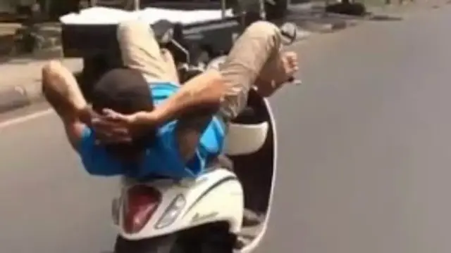 6 Tingkah Absurd Orang Naik Motor Lepas Stang Ini Ngeri, Jangan Ditiru