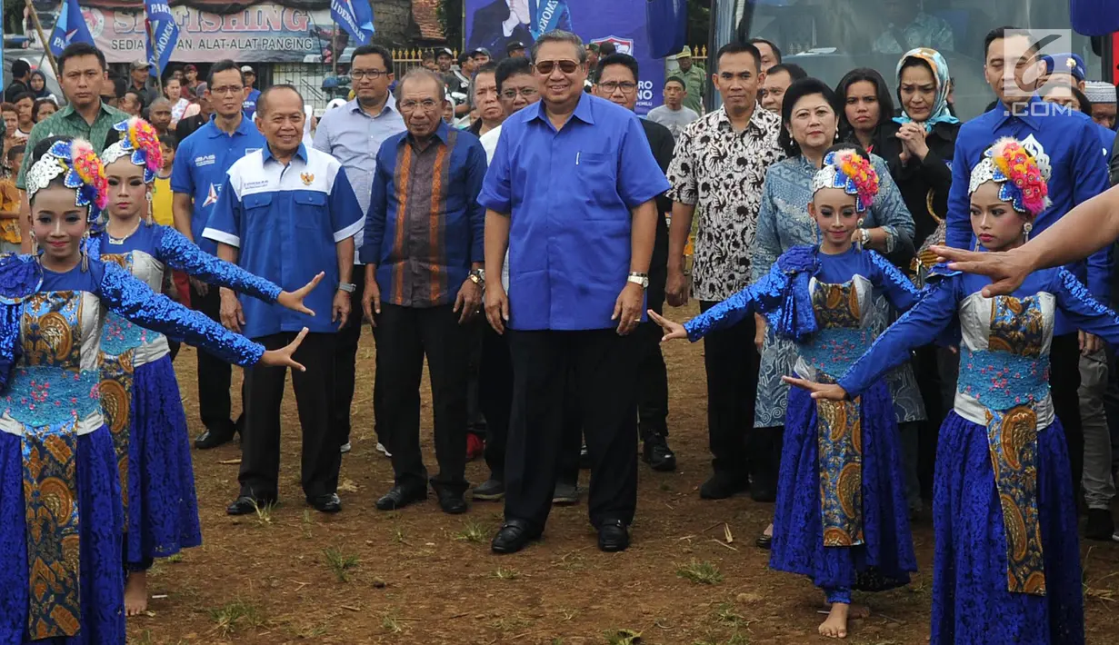 Ketua Umum Partai Demokrat Susilo Bambang Yudhoyono (SBY) menghadiri pengobatan massal di Ciampea, Bogor, Jawa Barat, Senin (26/3). SBY didampingi Ani Yudhoyono dan Ketua Fraksi Demokrat DPR RI Edhie Baskoro Yudhoyono atau Ibas. (Merdeka.com/Arie Basuki)