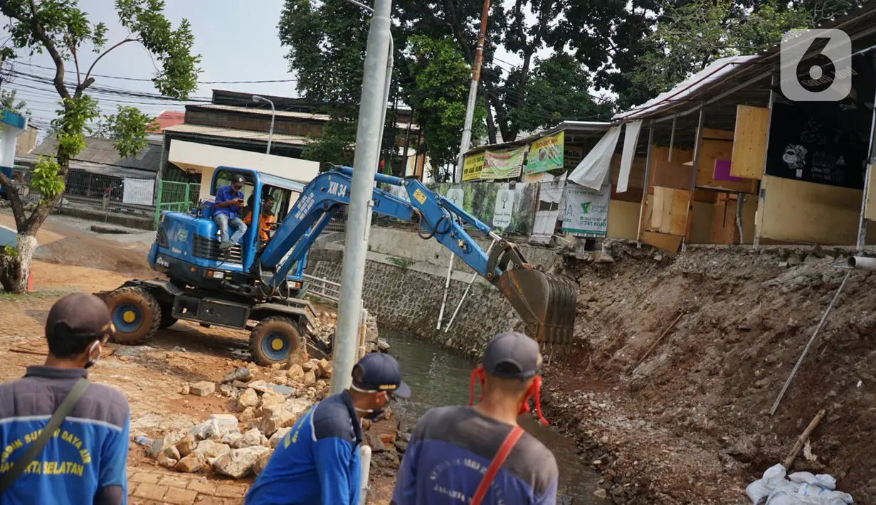 Alat berat mengeruk beton turap saluran air yang longsor di kawasan Jagakarsa, Jakarta, Kamis (17/9/2020). Selain karena hujan lebat, longsor diduga karena erosi tanah akibat pembuangan saluran air pencuci piring dan toilet dari warung makan di sekitar bantaran. (Liputan6.com/Immanuel Antonius)