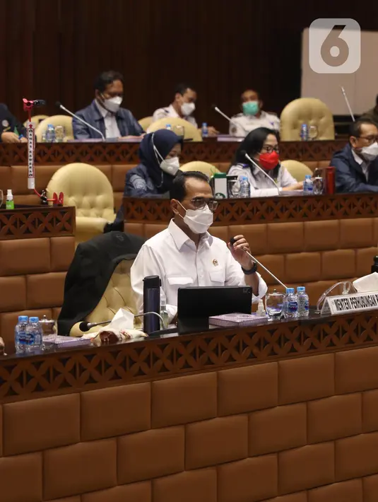 Menteri Perhubungan (Menhub) Budi Karya Sumadi mengikuti Rapat Kerja dengan Komisi V DPR di Kompleks Parlemen Senayan, Jakarta, Rabu (2/6/2021). Rapat membahas pendahuluan Rencana Kerja Anggaran Kementrian /Lembaga (RKA K/L) dan Rencana Kerja Pemerintah (RKP) Tahun 2022. (Liputan6.com/Angga Yuniar)