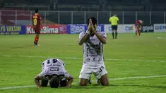 Ilija Spasojevic membuka keunggulan Bali United lewat eksekusi penalti di menit 8. Stefano Lilipaly lalu menggandakannya dengan gol yang dia cetak pada menit 12. Irfan Jaya lantas menegaskan kemenangan Bali United di menit 81. (Bola.com/Maheswara Putra)