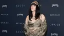 <p>Billie Eilish tiba pada acara LACMA Art+Film Gala di Los Angeles County Museum of Art, Los Angeles Amerika Serikat, 5 November 2022. Billie Eilish mengenakan pakaian yang terinspirasi piama bermerek mewah kelas atas Italia. (AP Photo/Allison Dinner)</p>