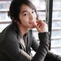 Saat ini nama Kim Bum sudah jarang terdengar, lantaran idol kelahiran 7 Juli 1989 in memang sedang menjalankan tugas wajib militernya. Ia patut diacungi jempol lantaran ia menjalankan wamil walaupun sakit. (Foto: Soompi.com)