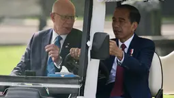 Jokowi menyopiri Gubernur Jenderal Australia menggunakan mobil golf atau buggy car. (BAY ISMOYO / AFP)