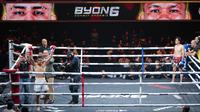 Petarung Indonesia, Haris Sofyan, merayakan kemengan atas petarung Malaysia, Mohammed (Jordan Boy), pada pertandingan Byon Combat Showbiz Vol. 6 di Tennis Indoor Senayan, Jakarta, Sabtu (22/10/2025). (Bola.com/M Iqbal Ichsan)