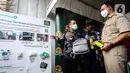 Gubernur DKI Jakarta Anies Baswedan (kanan), Direktur PT Bima Karya Prima Jeffry Riadi (kiri), Penggiat Lingkungan Hidup Nugie (tengah) berbincang saat peringatan Hari Sampah Nasional di TPST Bantar Gebang, Bekasi, Senin (21/2/2022). (Liputan6.com/JohanTallo)