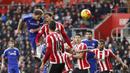 Proses terjadinya gol kemenangan Chelsea yang dicetak Branislav Ivanovic ke gawang Southampton. Gol kemenangan The Blues baru terwujud pada menit ke-89. (Reuters/John Sibley)