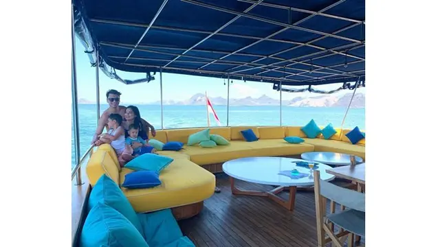 Titi Kamal dikenal sebagai selebriti yang hobi travelling, kini ia dan keluarganya memilih Labuan Bajo untuk berlibur.