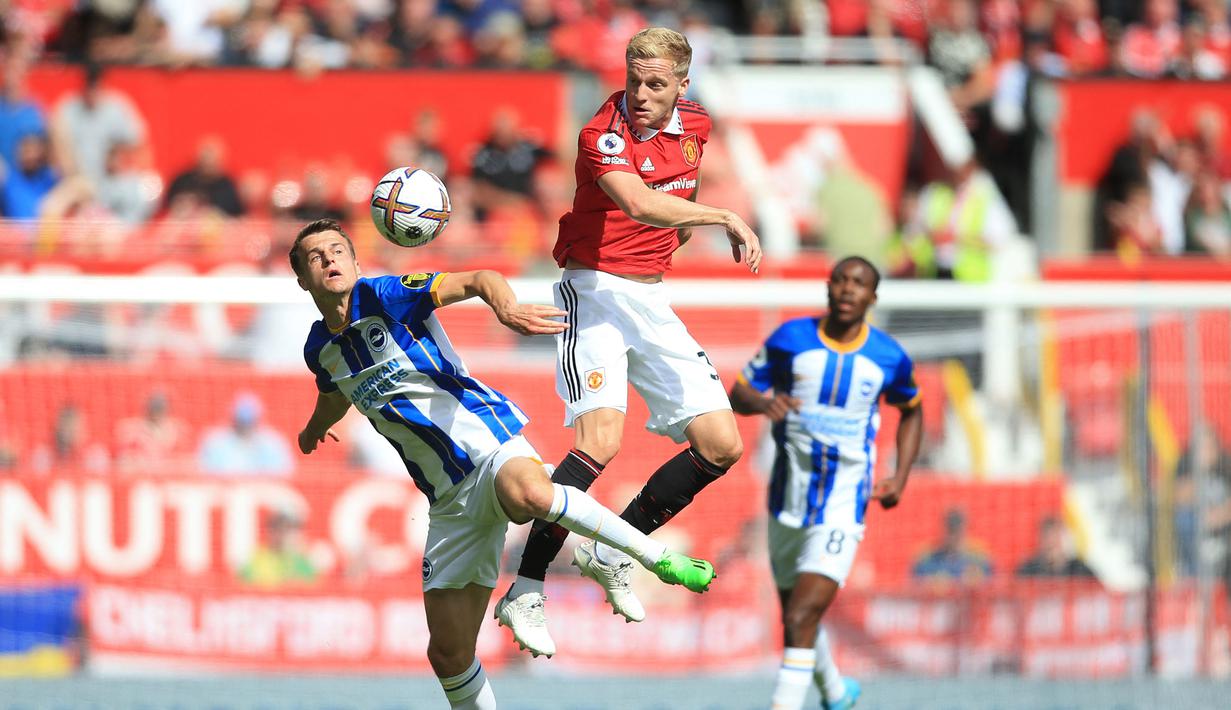 Donny van de Beek gagal memenuhi ekspektasi sejak dirinya didatangkan Manchester United dari Ajax Amsterdam pada 2020 silam. Pada musim ini, ia hanya dipercaya tampil oleh Erik Ten Hag sebanyak 10 kali. Van de Beek juga sempat didera cedera lutut musim ini. (AFP/Lindsey Parnaby)