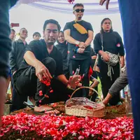 Jeje Govinda di pemakaman sang ibu, Farida Budyarti, Selasa (12/12/2023). [Foto: Muhammad Akrom Sukarya/Kapanlagi]