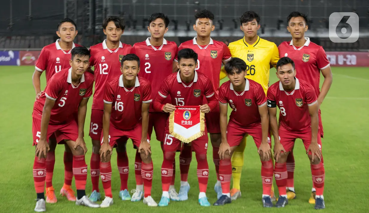 Pemain timnas Indonesia U-20 berfoto bersama jelang laga International Friendly Match melawan Fiji di Stadion Utama Gelora Bung Karno, Jumat (17/2/2023). Bertanding tanpa dihadiri penonton di Stadion Utama Gelora Bung Karno, timnas Indonesia U-20 mencetak empat gol, diantaranya oleh Arkhan Fikri dimenit 36, Kakang Rudianto (49), Resa Aditya Nugraha (60), dan Hokky Caraka (86). (Liputan6.com/Faizal Fanani)