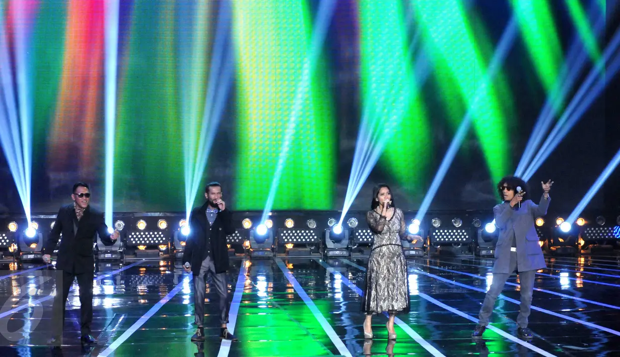 Suasana kemeriahan konser amal "Voice Of Indonesia", Jakarta, Sabtu (17/10/2015). Konser tersebut sebagai aksi peduli kepada masa depan anak Indonesia. (Liputan6.com/Helmi Afandi)