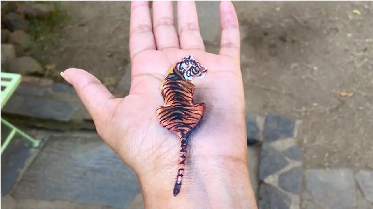 Gadis Tuna Rungu Ini Bikin Lukisan 3D di Tangan, 7 Hasilnya Kreatif Banget