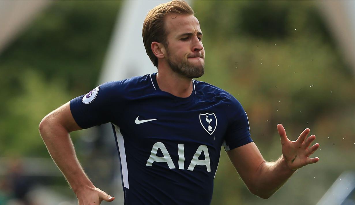 Penyerang andalan Tottenham Hotspur, Harry Kane mencetak dua gol saat timnya melawan Huddersfield Town pada pekan ketujuh Premier League di John Smith's stadium, Huddersfield, (30/9/2017). Tottenham menang 4-0. (AFP/Lindsey Parnaby)
