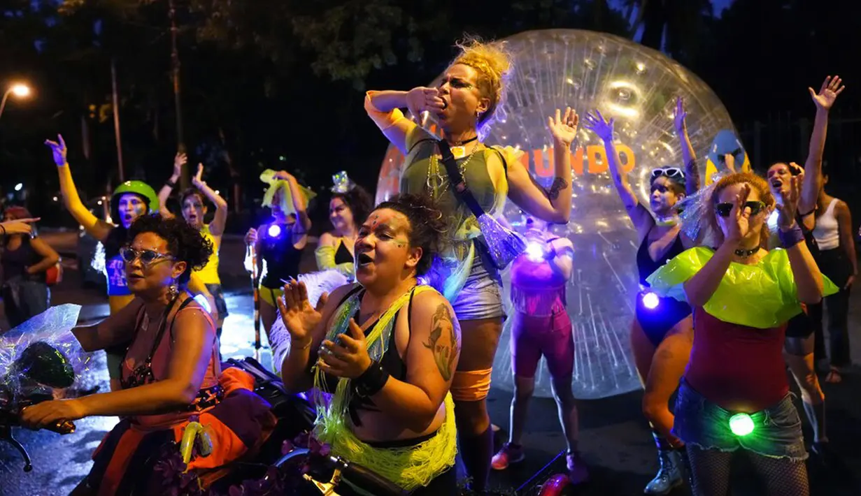 Aksi protes perempuan dalam aksi memperingati Hari Perempuan Internasional di Asuncion, Paraguay, 8 Maret 2022. (AP Photo/Jorge Saenz)
