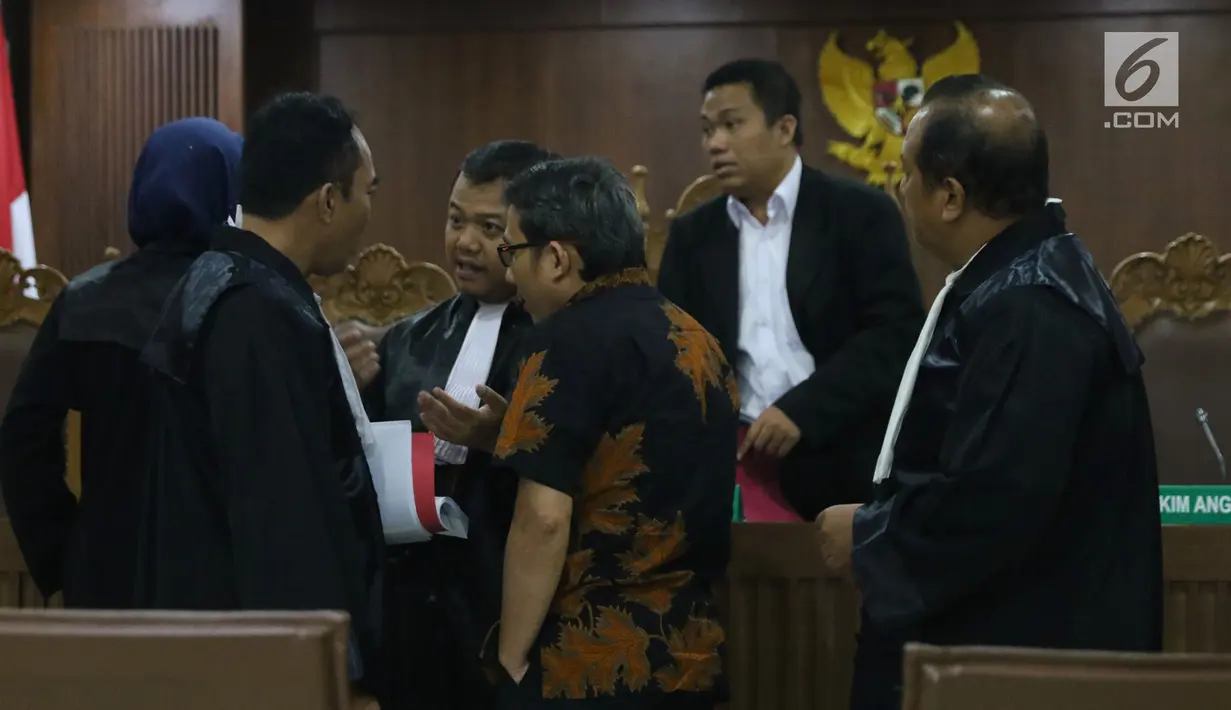 Mantan Kasi Pengembangan Pendanaan Kawasan Perumahan dan Permukiman Ditjen Perimbangan Keuangan Kementerian Keuangan, Yaya Purnomo (baju batik) usai menjalani sidang dakwaan di Pengadilan Tipikor, Jakarta, Kamis (27/9). (Liputan6.com/Helmi Fithriansyah)