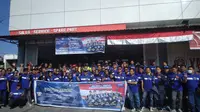 Rider Yamaha di Nusa Tenggara Barat memberikan dukungan kepada para pembalap Yamaha Racing Indonesia di Asian Road Racing Championship 2023 di Sirkuit Mandalika, Minggu (13/8/2023). (Bola.com/Hery Kurniawan)