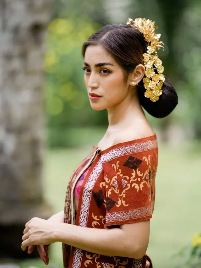Potret 6 Selebriti Pakai Pakaian Adat Bali Sambut Hari Raya Nyepi, Anggun