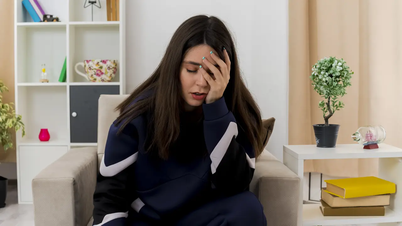 Seorang perempuan sedang memiliki mood yang buruk (Foto Dok: Freepik/stockking)
