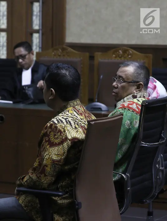 Terdakwa kasus suap pengadaan barang dan jasa di Pemkot Kendari, Asrun dan Wali Kota Kendari nonaktif, Adriatma Dwi Putra saat menjalani sidang lanjutan di Pengadilan Tipikor, Jakarta, Rabu (12/9). (Liputan6.com/Herman Zakharia)