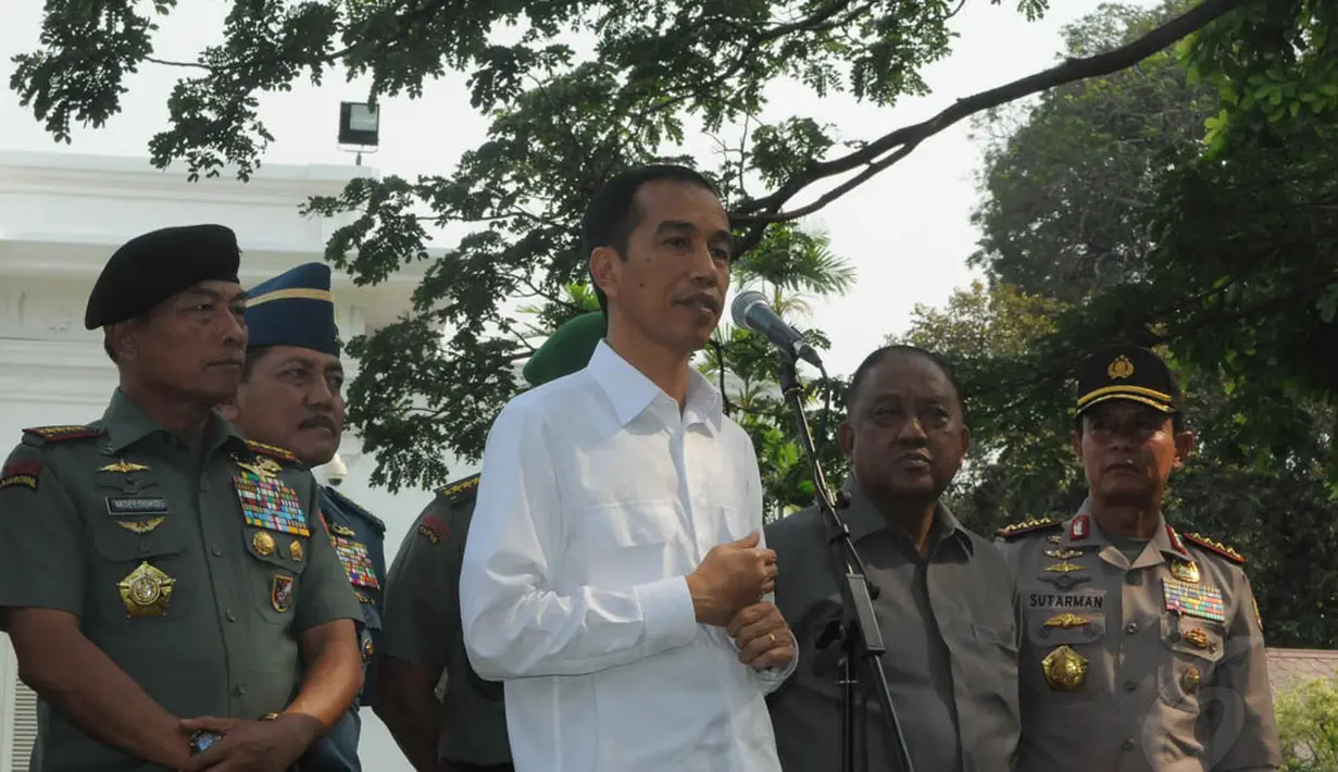 Dalam pertemuan tersebut, Jokowi beserta seluruh pucuk pimpinan TNI dan kepolisian membahas mengenai sejumlah masalah, salah satunya mengenai kesejahteraan prajurit, Jakarta, (22/10/14). (Liputan6.com/Herman Zakharia)