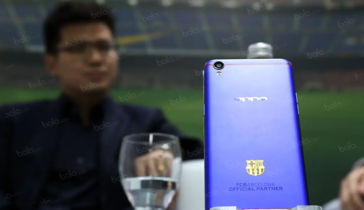 Oppo smartphone F1 plus FCB Edition dengan produksi hanya 10 unit di Kantor OPPO, Jakarta, Kamis (21/7/2016). (Bola.com/Nicklas Hanoatubun)