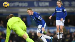 Gol pertama Wayne Rooney terjadi melalui sundulan pada menit ke-18 setelah memanfaatkan bola muntah dari kegagalan penalti yang dilakukannya. (AFP/Paul Ellis)