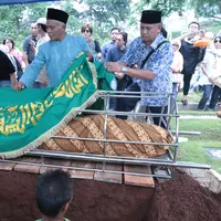 Sebelum dinyatakan meninggal dunia, penyanyi kelahiran Bandung 17 Januari 1958 itu menjalani perawatan di Rumah Sakit Hasan Sadikin Bandung sejak 12 Juli silam hingga akhir hayatnya. (Adrian Putra/Bintang.com)