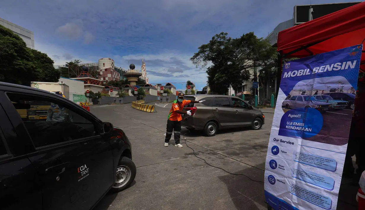 Uji emisi dilakukan dengan melakukan pengukuran gas buang kendaraan untuk menilai kinerja mesin, efisiensi pembakaran, dan tingkat polusi udara yang dihasilkan. Tampak dalam foto, petugas Suku Dinas Lingkungan Hidup mengatur arus kendaraan yang akan melakukan pengukuran gas buang saat operasi uji emisi di Pintu Keluar Terminal Blok M, Jakarta, Kamis (9/4/2026). (Kapanlagi.com/Budy Santoso)